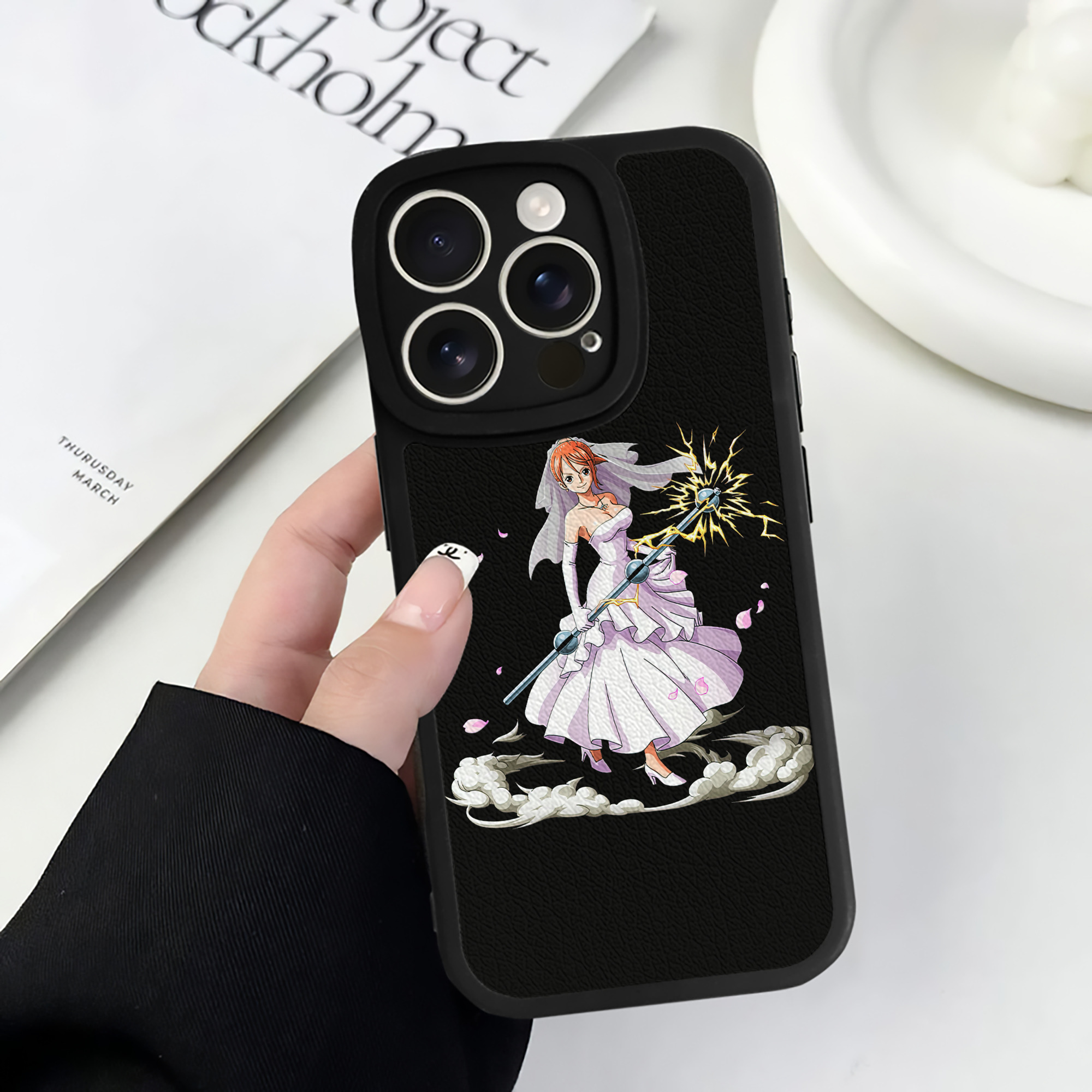 （画像用） ワンピース ナミ ONE PIECE Nami 【iPhone 16シリーズ対応】シリコンスマホケース（レザー調） 材質：シリコン